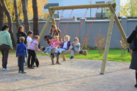 Дети на качелях в парке